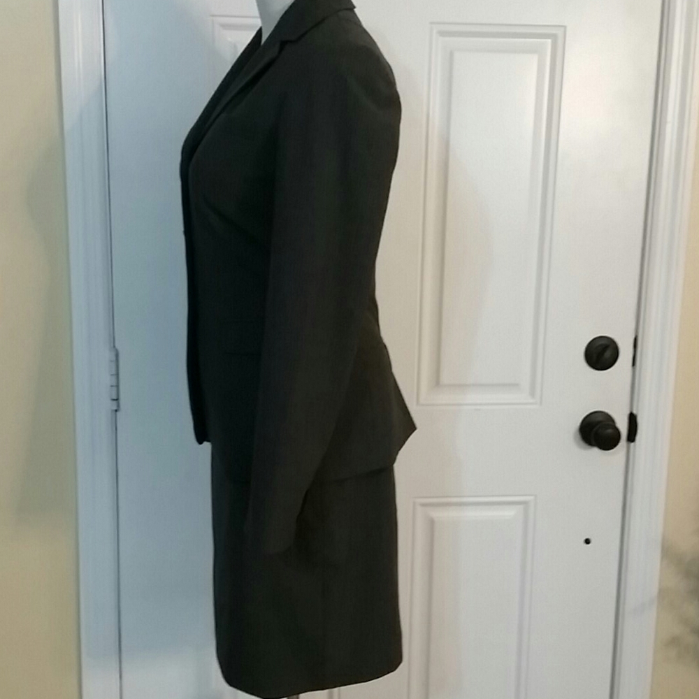 Banana Republic sizes: Jacket 6. Skirt 4 - Picture 5 of 16